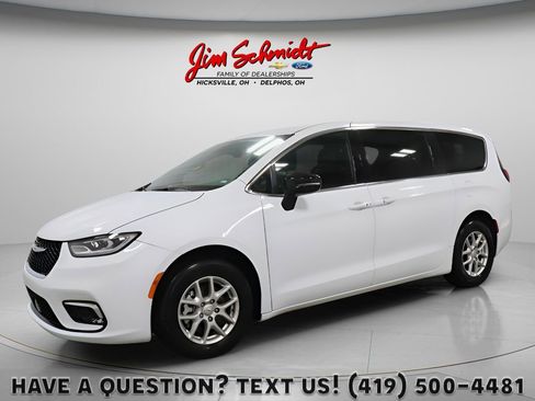 Used 2026 Chrysler Pacifica Select FWD image 1