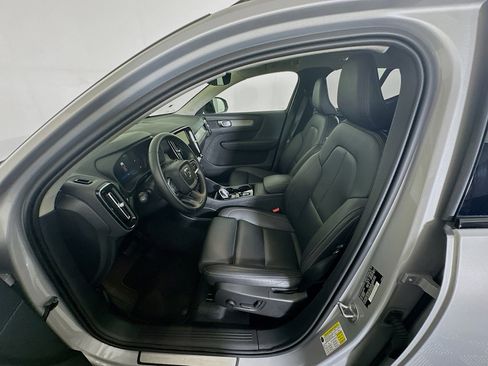 Used 2025 Volvo XC40 B5 Plus image 13