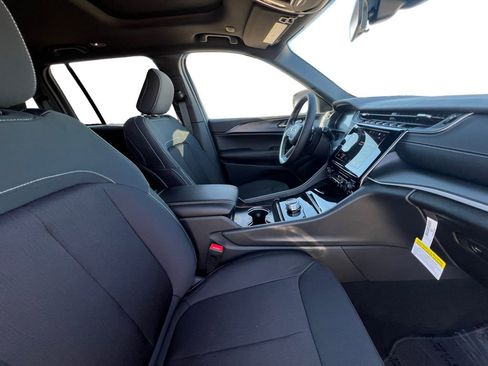 New 2025 Jeep Grand Cherokee Laredo image 24