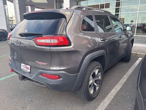 Used 2018 Jeep Cherokee Trailhawk w/ Cold Weather Group image 9