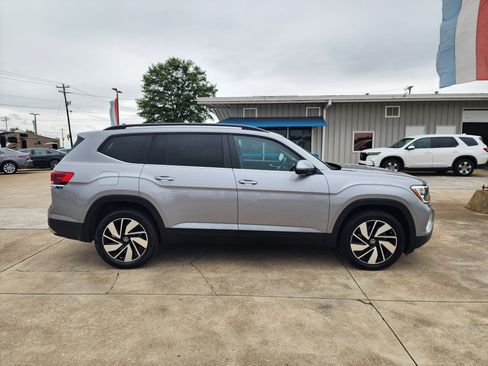 Used 2024 Volkswagen Atlas SE image 3