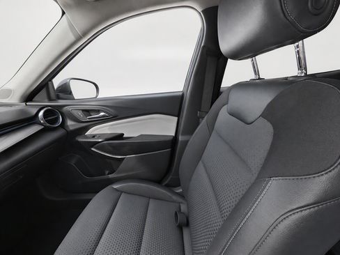 Used 2025 Chevrolet Trax LT FWD image 12