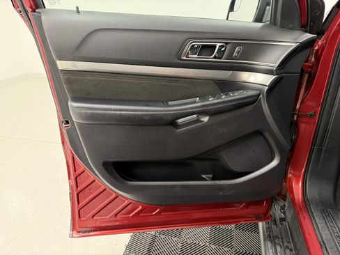 Used 2018 Ford Explorer XLT w/ Equipment Group 202A image 8