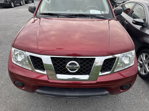 Used 2019 Nissan Frontier SV image 2