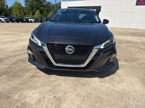 Used 2020 Nissan Altima 2.0 Platinum FWD image 2