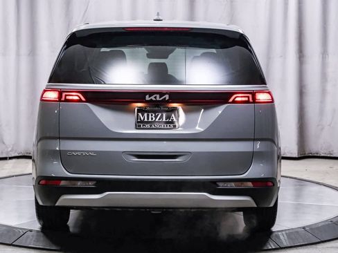 Used 2024 Kia Carnival EX image 3
