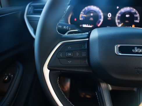 New 2025 Jeep Grand Cherokee Altitude image 17