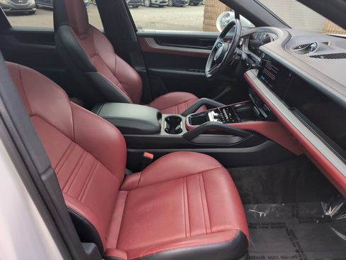 Used 2024 Porsche Cayenne Coupe image 18