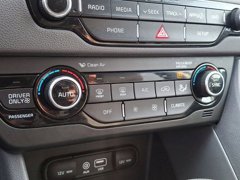 Used 2018 Kia Niro LX image 15