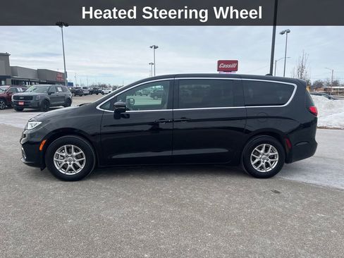 Used 2025 Chrysler Pacifica Select image 2