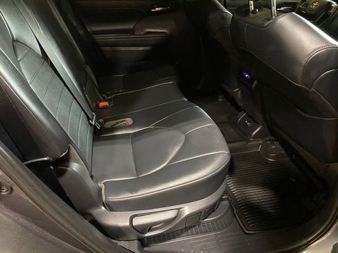 Used 2021 Toyota Highlander XLE image 23