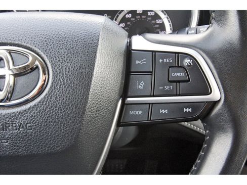 Used 2023 Toyota Highlander XLE FWD image 20