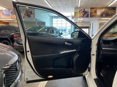 Used 2014 Toyota Camry SE FWD image 19