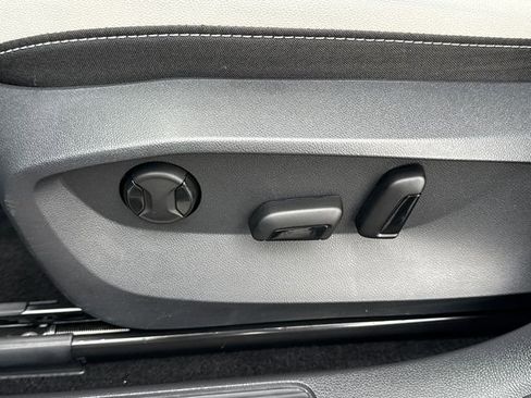 Certified 2025 Volkswagen Taos SE w/ Panoramic Sunroof Package image 13