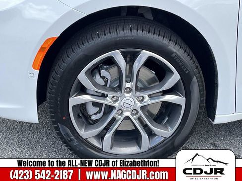 New 2026 Chrysler Pacifica Pinnacle image 11