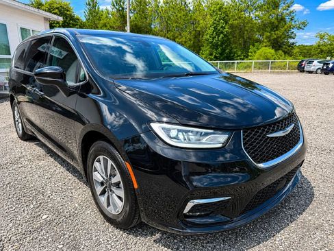 Used 2023 Chrysler Pacifica Touring-L FWD image 2