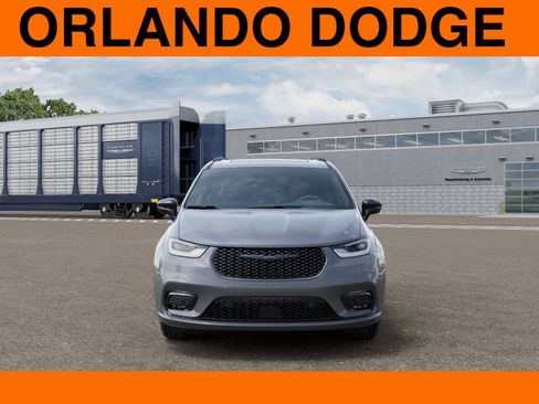 New 2025 Chrysler Pacifica Limited w/ Trailer Tow Group FWD image 6