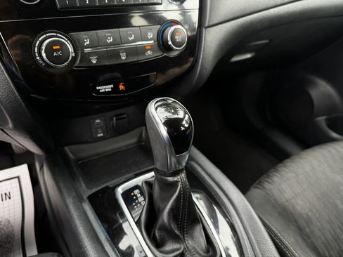 Used 2017 Nissan Rogue S w/ S Appearance Package FWD image 23