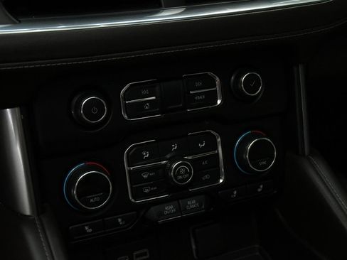 Used 2021 Chevrolet Suburban Z71 w/ Luxury Package image 25