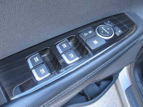 Used 2019 Kia Sorento EX image 18