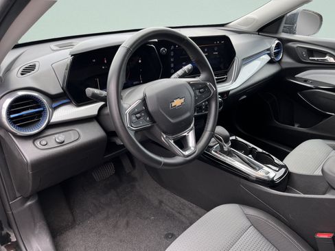 Used 2025 Chevrolet Trax LT w/ LT Convenience Package FWD image 9