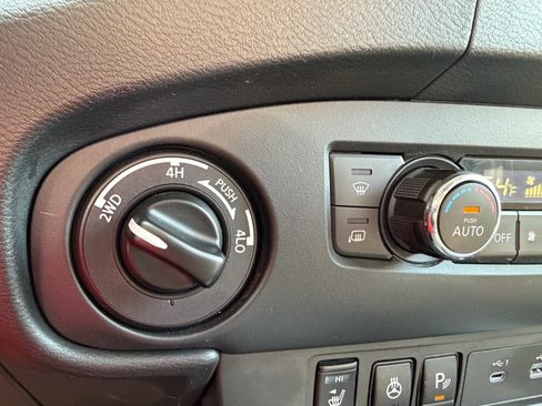 Used 2024 Nissan Frontier SV w/ SV Convenience Package AWD/4WD image 40