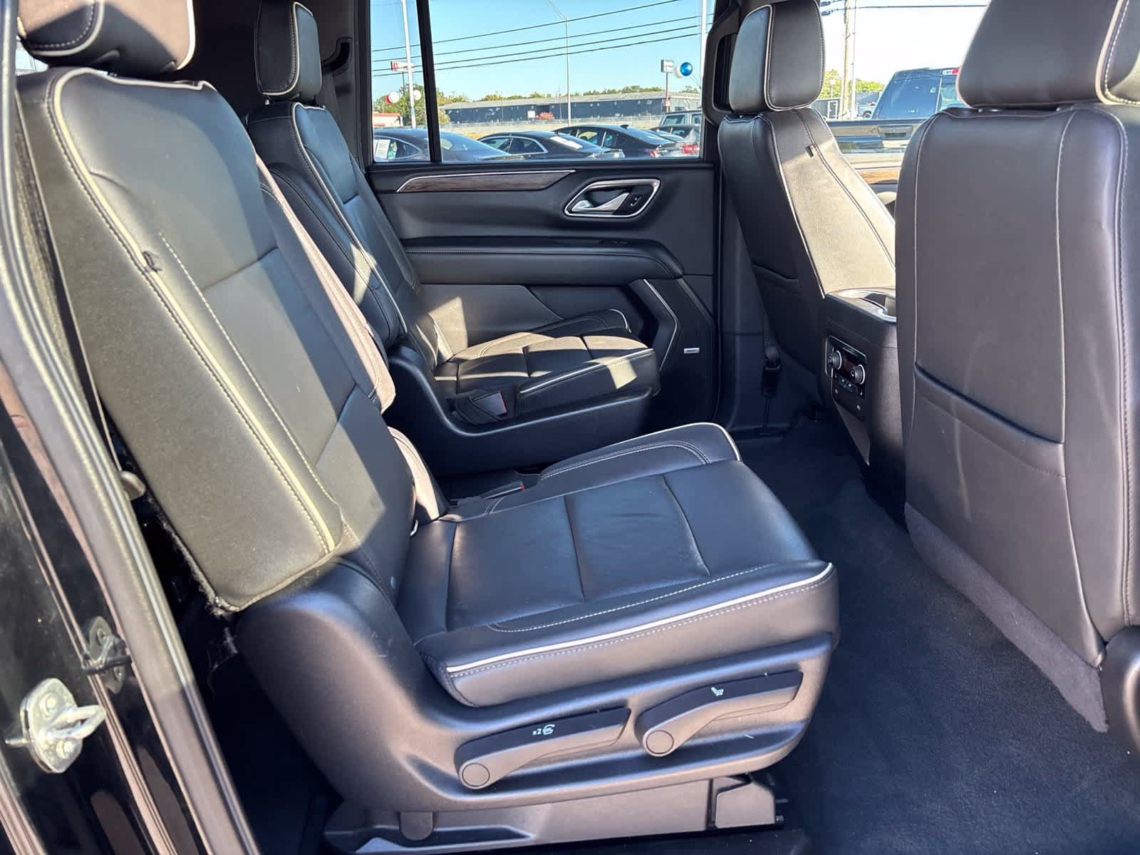 Used 2022 Chevrolet Suburban Premier w/ Premium Package AWD/4WD image 15