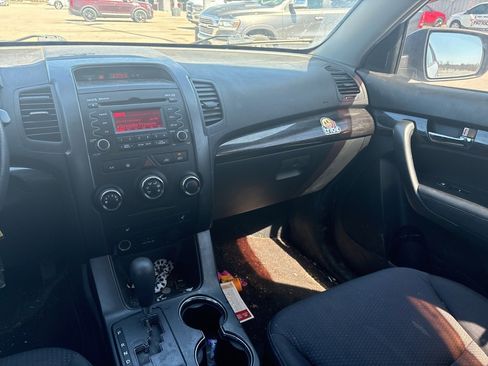Used 2011 Kia Sorento LX w/ Convenience Pkg image 12