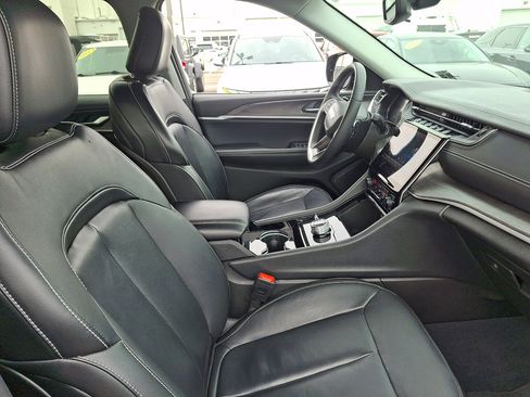 Used 2023 Jeep Grand Cherokee L Limited w/ Black Appearance Package image 12