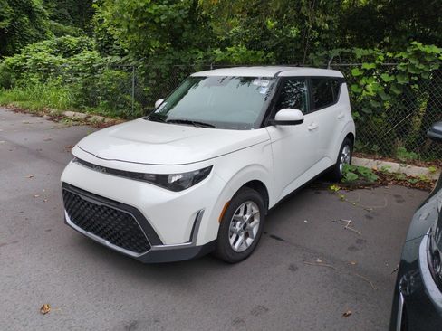 Used 2025 Kia Soul LX w/ LX Technology Package FWD image 3