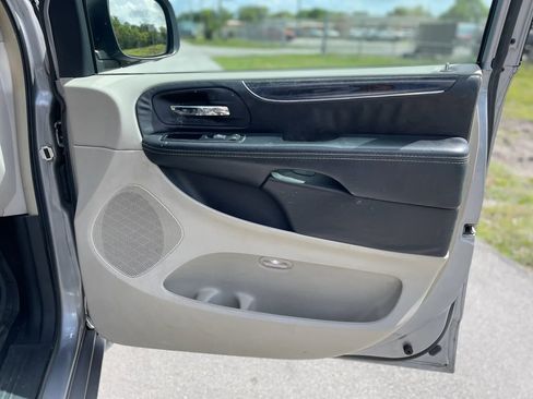 Used 2014 Chrysler Town & Country Touring FWD image 31