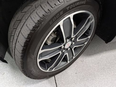 Certified 2023 GMC Acadia SLT w/ Technology Package AWD/4WD image 9