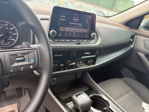 Used 2022 Nissan Rogue SV FWD image 14