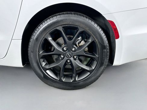 Used 2025 Chrysler Pacifica Limited FWD image 32