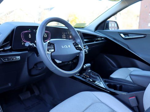 Used 2023 Kia Niro SX image 10