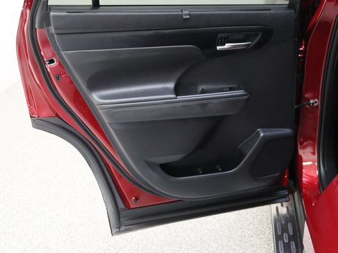 Certified 2025 Toyota Highlander XLE AWD/4WD image 28