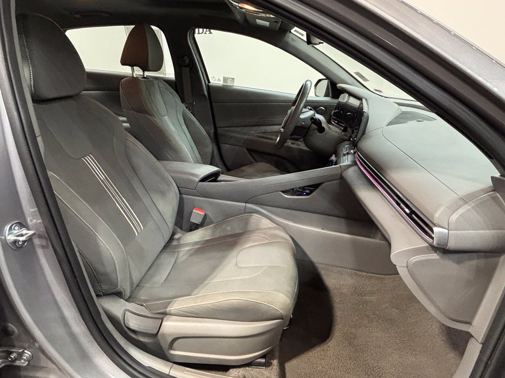 Used 2025 Hyundai Elantra SEL FWD image 32
