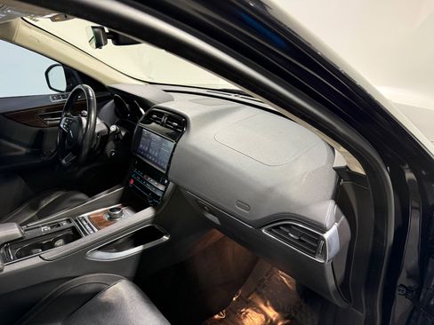 Used 2020 Jaguar F-PACE Prestige image 34