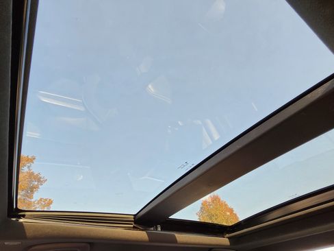 Used 2023 Chrysler 300 S image 2