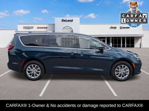 Used 2024 Chrysler Pacifica Touring-L AWD/4WD image 3