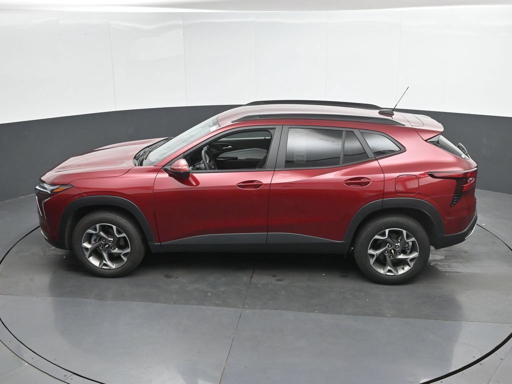 Used 2025 Chevrolet Trax LT FWD image 36