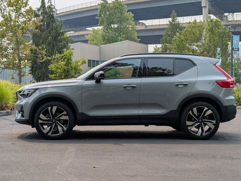 Used 2025 Volvo XC40 B5 Ultra AWD/4WD image 4