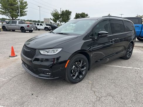 New 2026 Chrysler Pacifica Limited w/ S Appearance Package image 14