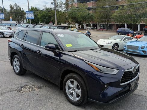 Used 2024 Toyota Highlander LE AWD/4WD image 5