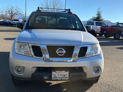 Used 2014 Nissan Frontier SV image 2