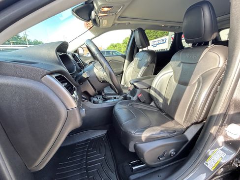Used 2019 Jeep Cherokee Limited w/ Luxury Group AWD/4WD image 17
