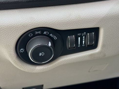 Used 2022 Chrysler Pacifica Touring-L FWD image 11