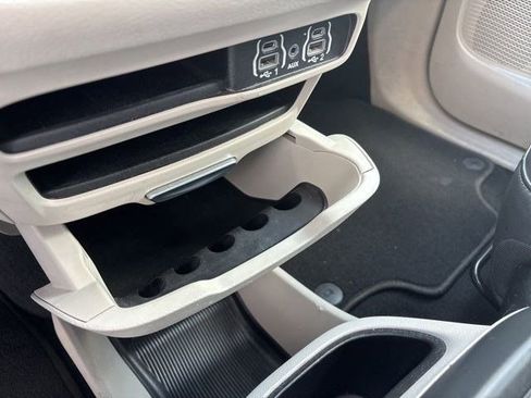 Used 2023 Chrysler Pacifica Touring-L FWD image 25