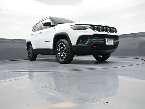 Used 2025 Jeep Compass Trailhawk AWD/4WD image 27