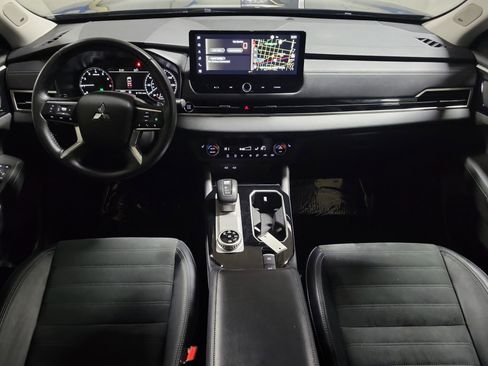 Used 2025 Mitsubishi Outlander SE image 15